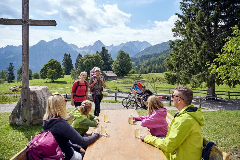Rast bei der Alpe Rona, wenige Minuten vom Chalet. Foto: Alex Kaiser / Alpenregion Bludenz Tourismus Wanderer bei einer Rast an der Alpe Rona auf der Tschengla