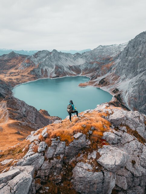 Herbst am Lünersee, vom Schafgafall aus. Foto: Robert Bohnke / Alpenregion Bludenz Tourismus Blick vom Schafgafall auf den herbstlich gefärbten Lünersee