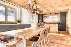 Küche in Chalet 1 mit Kochinsel aus Altholz
