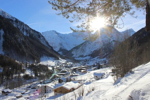Brand im Winter. Foto: Melanie Fleisch / Alpenregion Bludenz Tourismus Das Dorf Brand im Schnee, Sonne über den Bergen am Talschluss