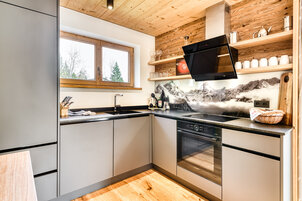 Küche in Chalet 3 mit Induktionsfeld und Backofen