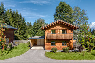 Chalet 2 von der Zufahrt Chalet 2 von vorne, mit Carport und Balkon