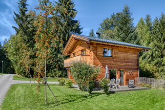 Chalet 3, Gartenseite am Waldrand Chalet 3 von der Gartenseite, mit Terrasse, am Waldrand