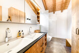Bad im Dachgeschoss von Chalet 3 mit Doppelwaschtisch und Dusche