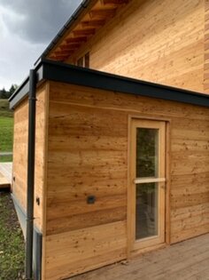 Die Gartensauna von Chalet 2 als eigenes Gebäude