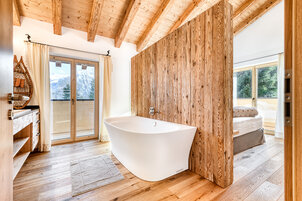 Freistehende Badewanne in Chalet 1 vor der Balkontür