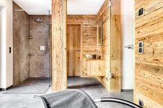 Ruhebereich in Chalet 1 mit Regendusche und steinernem Waschbecken