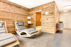 Ruhebereich in Chalet 3 mit Liegen, daneben die Sauna