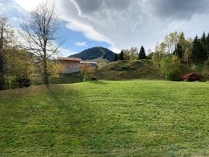 Blick von Chalet 2 über die Wiese ins Brandnertal