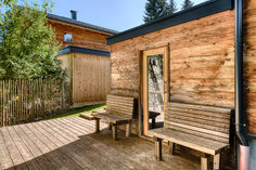 Die Gartensauna Gartensauna von Chalet 2 mit eigener Holzterrasse und zwei Bänken