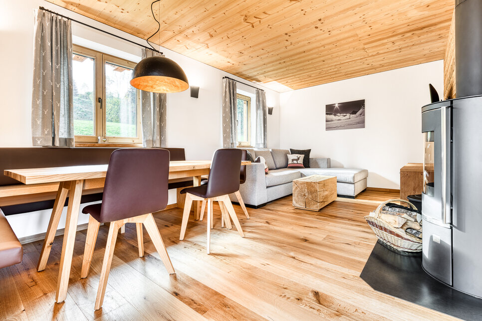Wohnraum in Chalet 2 mit langem Esstisch und Sitzbereich
