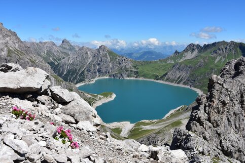 Der Lünersee am Talschluss. Foto: Melanie Fleisch / Alpenregion Bludenz Tourismus Der Lünersee im Sommer
