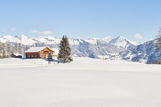 Winter auf dem Plateau. Foto: Alex Kaiser / Alpenregion Bludenz Tourismus Verschneites Plateau der Tschengla mit einzelnem Haus