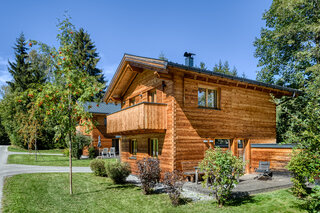 Chalet 2, Gartenseite Chalet 2 von der Gartenseite, mit Terrasse und Balkon