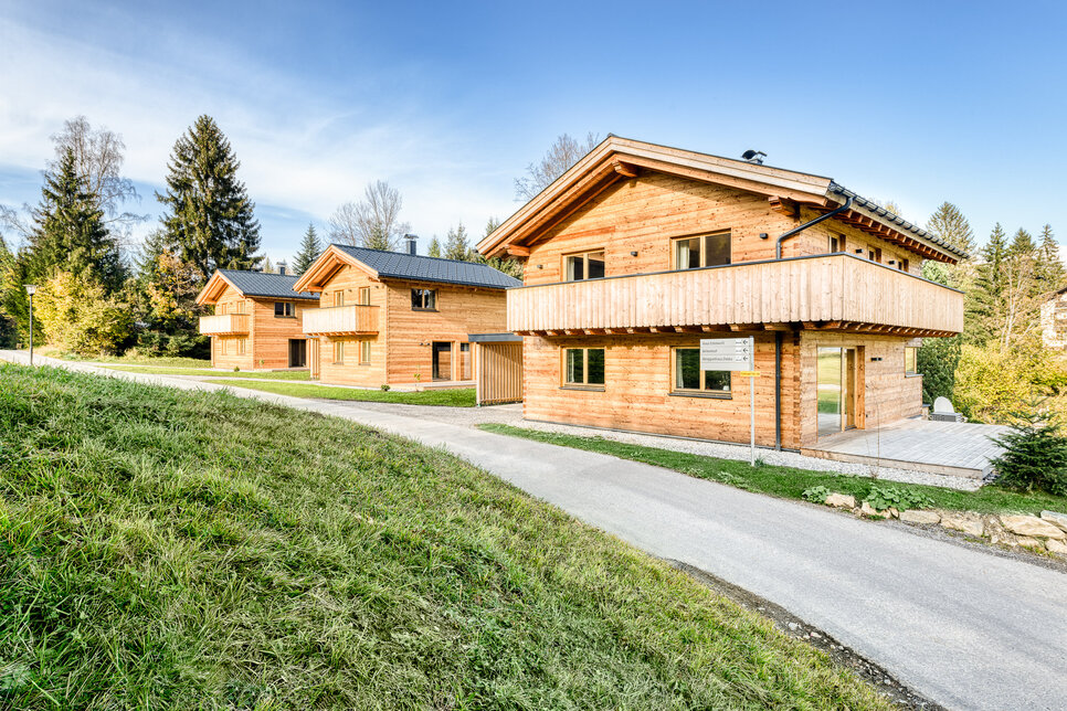 Chalet 1 von außen, rechts im Bild, dahinter Chalet 2 und Chalet 3