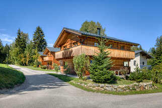 Chalet 1 von der Zufahrt Chalet 1 von der Zufahrt aus, mit Balkon über Eck