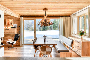 Essbereich in Chalet 1 mit langem Holztisch und Sitzbank