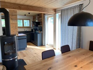 Esstisch in Chalet 2, dahinter die Küche