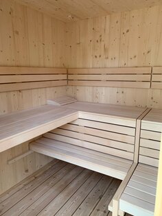 Innenraum der Gartensauna von Chalet 2