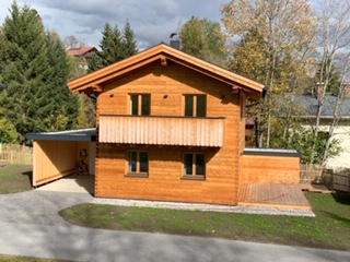 Chalet 2 von außen, mit dem Carport an der Seite